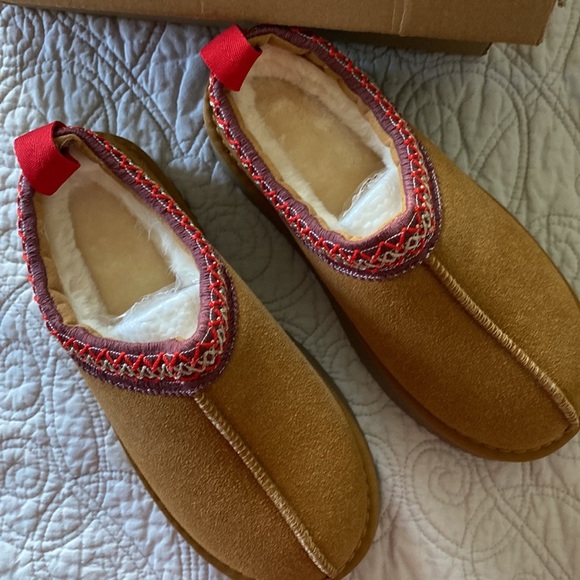 Cozy Tan Slip-On Shoes with Red Accents - Picture 2 of 6